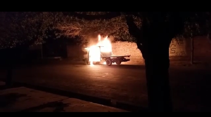camioneta en llamas
