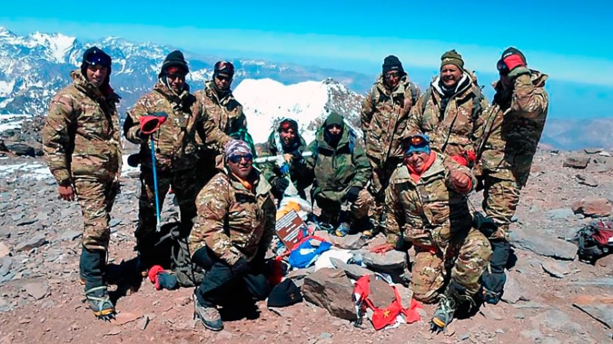 Foto: Brigada de Montaña VIII del Ejército Argentino en la cumbre del Aconcagua, 2016. (www.argendef.blogspot.com.ar)