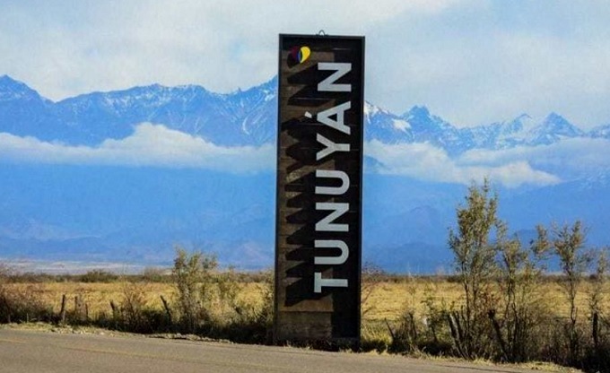 Tunuyán conforma la región Valle de Uco junto a San Carlos y Tupungato, y está ubicado en el centro oeste de la provincia de Mendoza, a 82 kilómetros de la Ciudad Capital.