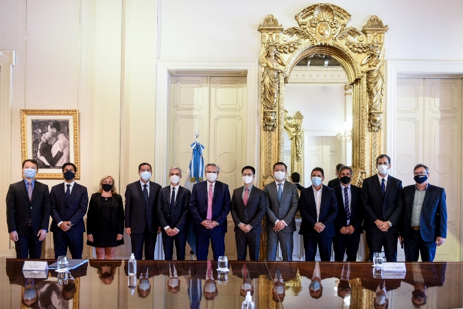 El presidente encabezó la firma de cuatro acuerdos con China para la reactivación de líneas ferroviarias