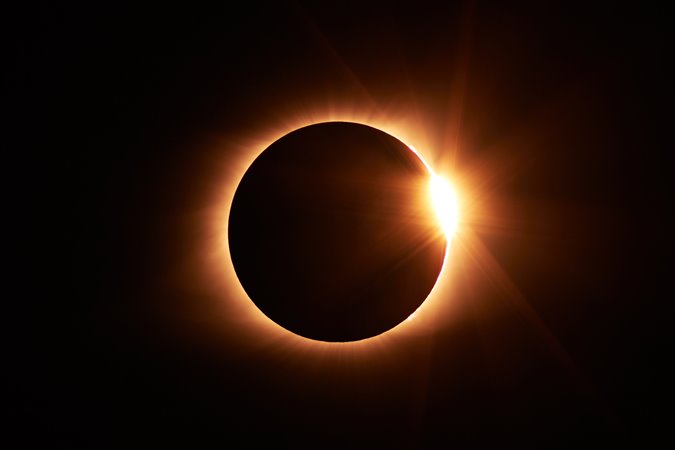 Espectáculo en el cielo: hoy habrá un eclipse solar que en Mendoza se verá parcialmente