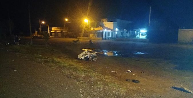 Una camioneta colisionó una moto con un carrito, que terminó impactando a una ciclista