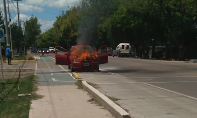 Auto incendiado en la ruta 92