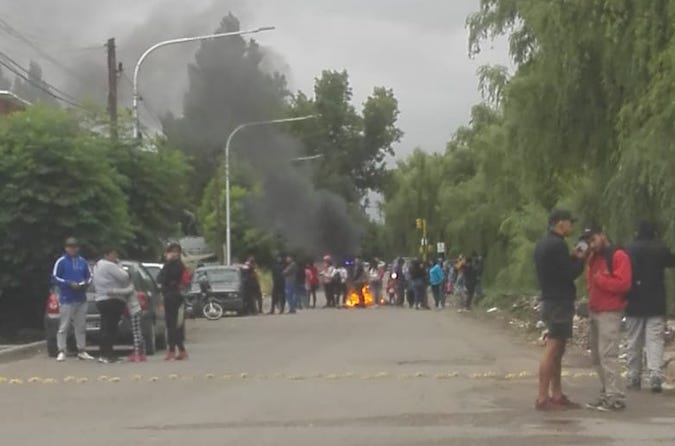 Piquete en la calle 25 de noviembre: vecinos reclamaban por el avance de una causa judicial