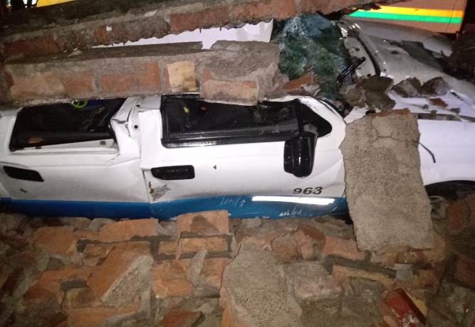 Camioneta aplastada por una pared en Tunuyán - foto gentileza Bomb Vol