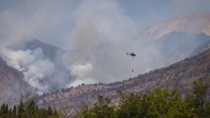 Incendio en Río Negro: un centenar de brigadistas trabajan para que el fuego no llegue a las casas de Nahuelpan