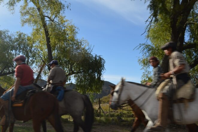 Gauchos camino al Manzano Historico - foto Abi Romo El Cuco