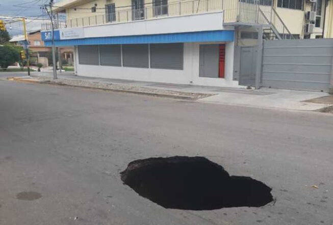 Pozo en calle del centro de Tunuyán - foto Gustavo Cholo Zenocrati