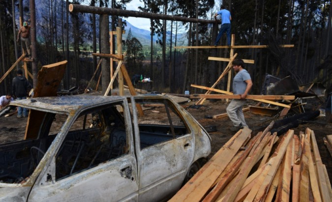 Reconstrucción Comarca Andina - foto Alfredo Leiva diario Rio Negro