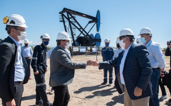 Suarez visita pozo prtrolero Tupungato - foto Prensa Gobierno Mendoza