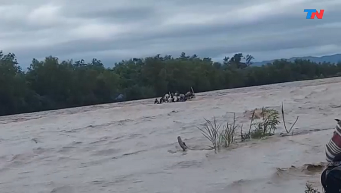 Tragedia en Salta: se pinchó un gomón con 20 personas a bordo y hay 2 muertos y 4 desaparecidos
