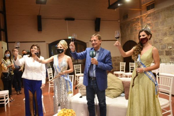 El Gobernador disfrutó la película Historias de Vendimia desde la Nave Cultural
