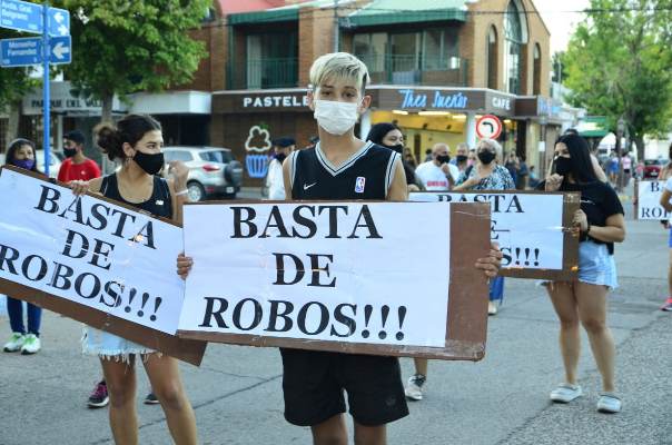 Tras una ola de robos, decenas de vecinos de Tupungato salieron a las calles y marcharon pidiendo seguridad