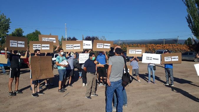 Protestas afuera del desayuno de Coviar a la espera de Alberto Fernández