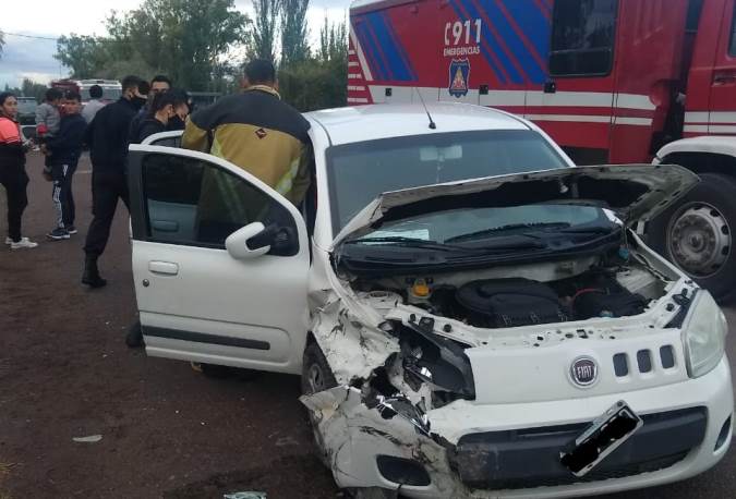 Imprudencia en Tunuyán: intentó girar en “U” en la ruta y chocó contra un auto que venía atrás