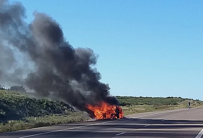 Auto incendiado 2 - foto Bomberos Voluntarios de Tunuyán