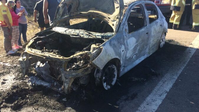 AutoincendiadofotoBomberosVoluntariosdeTunuyan Diario El Cuco Digital todas las noticias del Valle de Uco Auto-incendiado-foto-Bomberos-Voluntarios-de-Tunuyan