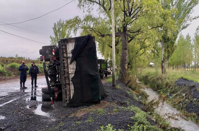¡Qué pena! Un camión cargado con uva volcó en La Consulta, San Carlos