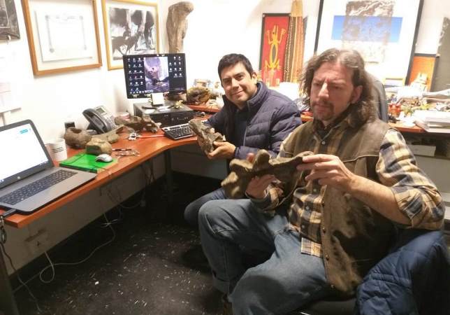 Fig. 4 Bernardo Gonzalez Riga y David Rubilar-Rogers en el Museo de Historia Natural de Santiago