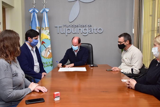 Firma de Convenio, subsidio artesanos y emprendedores Tgto