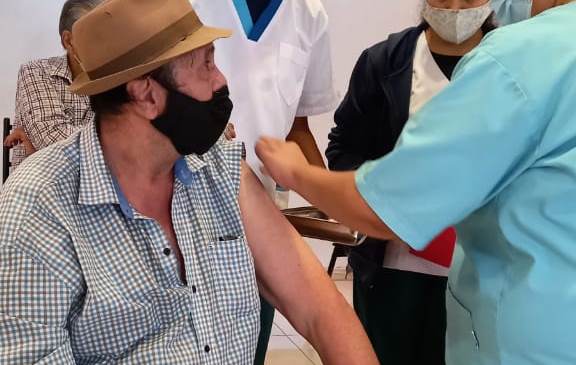 Vacunacion adultos mayores 70 - foto prensa Mendoza