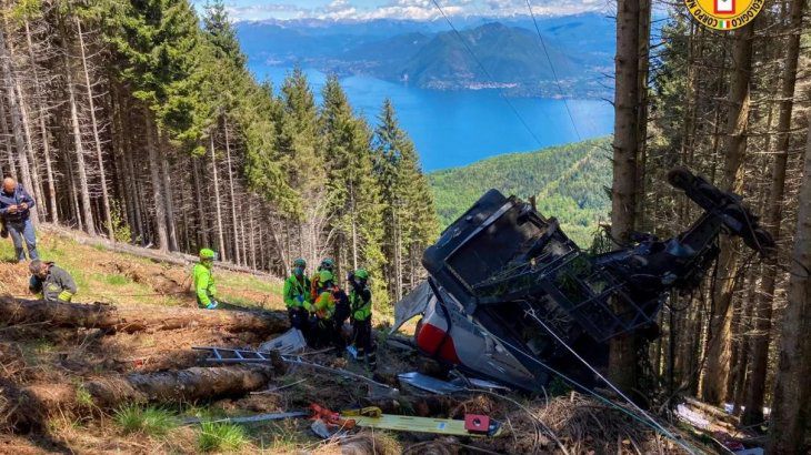 Accidente en Italia: la caída de un teleférico dejó 14 muertos y 1 niño grave