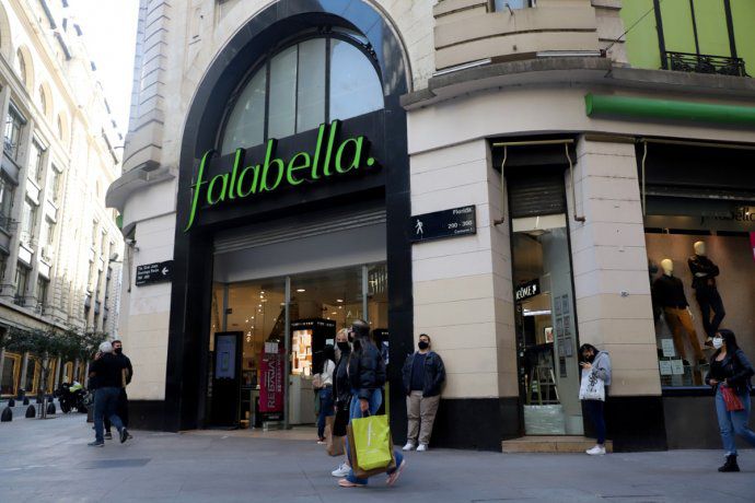 Falabella cerró todos los locales en el país y ya no vende online