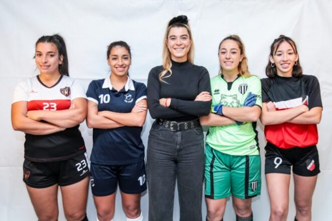 presidenta-Diaz-y-jugadoras-700x466