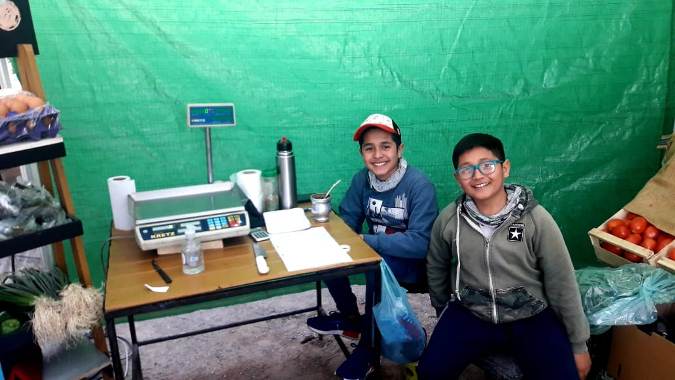 Son músicos, con el IFE instalaron una verdulería y evitaron vender sus instrumentos