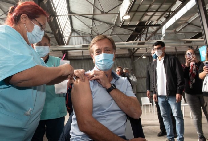 Suarez se vacunó contra el coronavirus y les pidió a los mendocinos que se inscriban