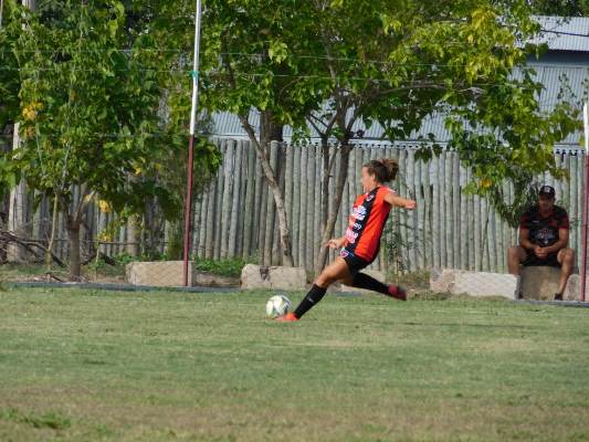 Rompiendo estereotipos: Adriana es la primera mujer en Valle de Uco en ser DT de un equipo masculino