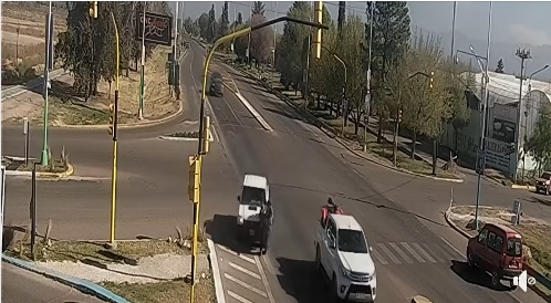 Cruzaban en estado de ebriedad la ruta 40 en San Carlos y los embistió una camioneta