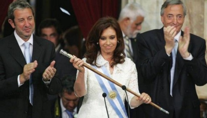 CFK, que había sido senadora nacional por la provincia de Buenos Aires hasta presentarse como candidata a la presidencia por el espacio oficialista Frente para la Victoria, ganó en primera vuelta con un 45,29% de los votos.
