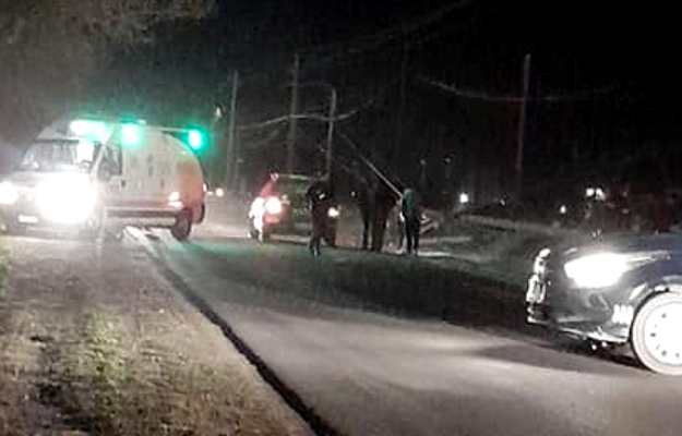 Accidente en La Consulta: un joven que viajaba en un auto impactó contra un poste de luz