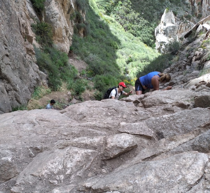 Para llegar al Chorro de la Vieja hay que escalar por la montadas con ayuda de unos peldaños. Foto archivo / El Cuco Digital.