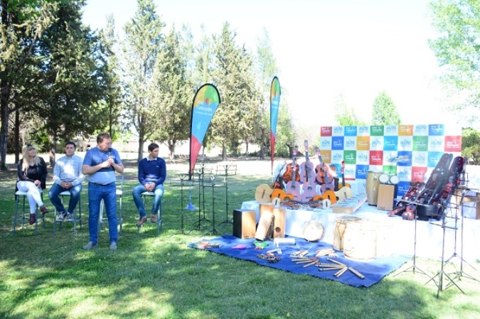 Tunuyán tendrá su propia orquesta municipal con 45 instrumentos tocados por niños y jóvenes