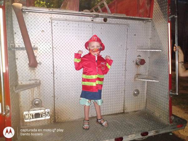 Máximo con su traje de bombero
