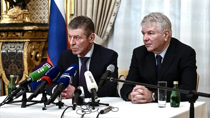 En la foto Alexey Meshkova y Dmitri Kozak (enviados rusos). Foto AFP