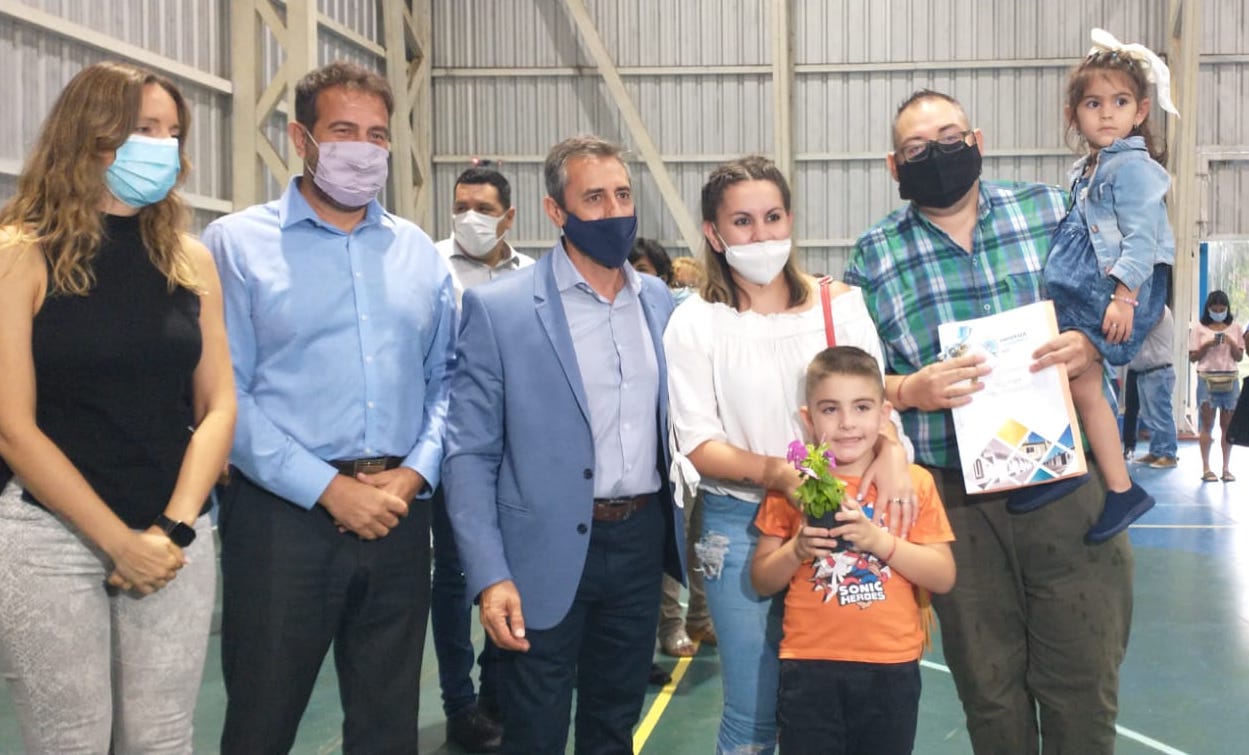 Una familia recibe las llaves de su casa propia en Pareditas, San Carlos.