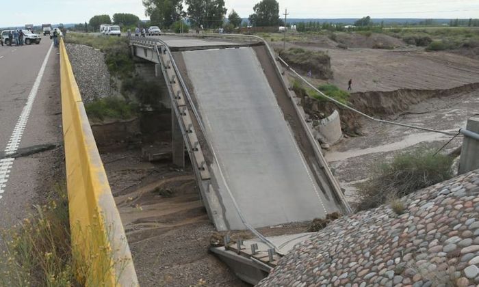Puente derrumbado sobre ruta 40 (foto diario Los Andes)
