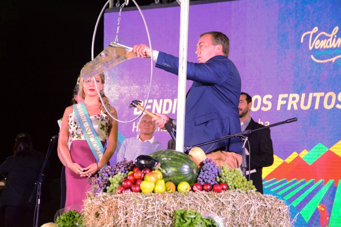 El intendente realizando los tradicionales golpes de arado para invocar al pueblo a vivir una productiva y feliz vendimia 2022