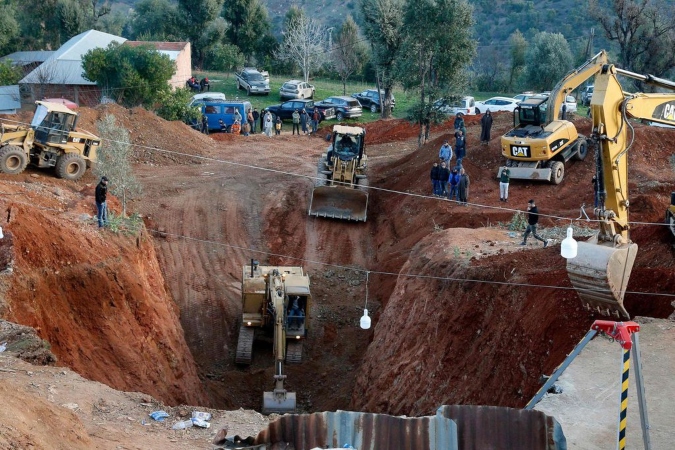 Cinco excavadoras realizaban una excavación para llegar al nivel de profundidad de Rayan. De ahí, cavarán un túnel para llegar al niño. Foto: El País