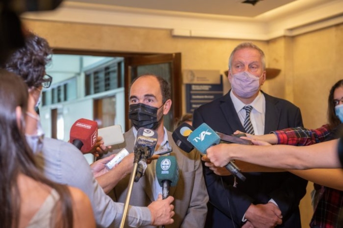 El director general de Escuelas, el ministro de Educación de la Nación y el gobernador se reunieron el martes para firmar un convenio por el que llegarán 23 mil notebooks a Mendoza