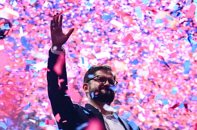 Gabriel Boric celebra su victoria en las elecciones presidenciales de Chile el 19 de diciembre de 2021 MARTIN BERNETTI. Foto: AFP