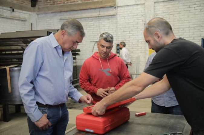 El ministro Enrique Vaquié en Ballesteros Soluciones Electromecánicas, un taller metalúrgico ubicado en General Alvear que postuló en la primera edición del programa