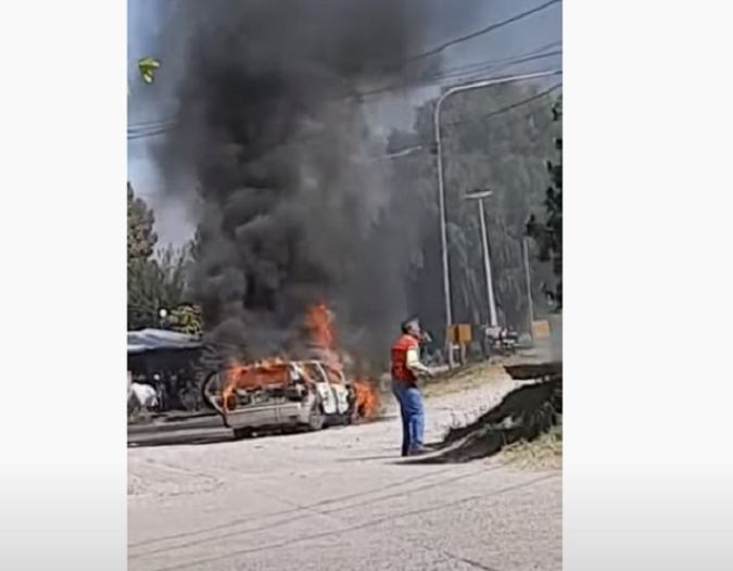 Pudieron salieron antes de que el vehículo se quemara por completo