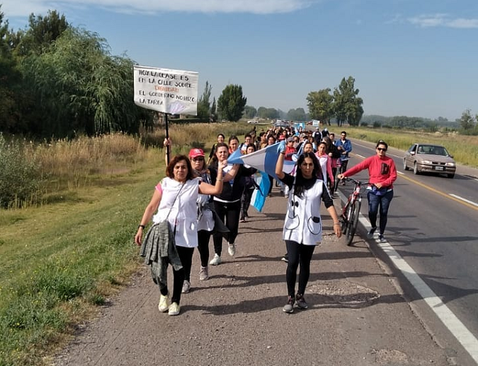 Foto: Marcha sobre la ruta 40 camino a Tunuyán. Docentes se van sumando en el camino