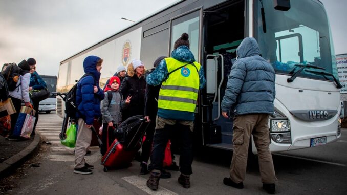 Hasta este jueves 1 millón de personas ya han huido de Ucrania. Foto: AFP