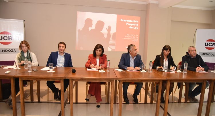 De izquierda a derecha: Jimena Latorre, Lisandro Nieri, Mariana Juri, Alfredo Cornejo, Pamela Verasay y Julio Cobos