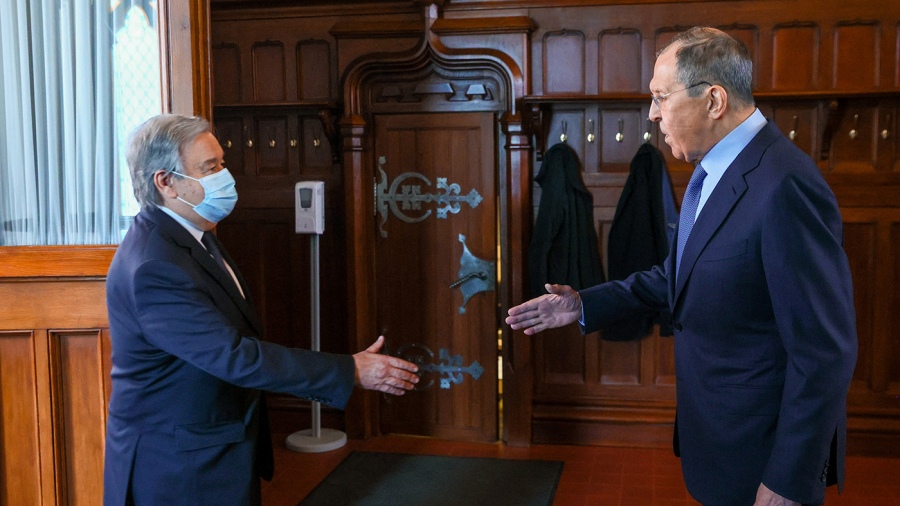 El jefe de la ONU, Antonio Guterres junto al jefe de la diplomacia rusa, Sergei Lavrov. Foto: AFP.